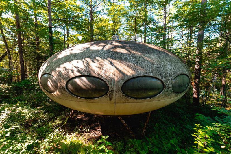 日本攝影師發現疑似UFO的廢墟建築。圖擷取自twitter