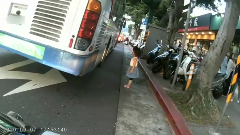 機車騎士發現小女孩疑似對公車產生好奇心，在父母未注意的情況下，獨自走近公車觀看，非常危險。圖擷自爆廢公社