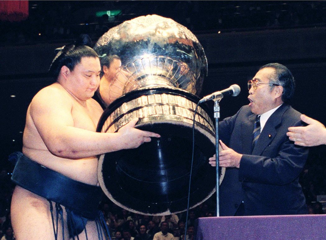 圖為1998年已擔任首相的小淵，頒發獎杯給當時的大相撲貴乃花。 圖／美聯社