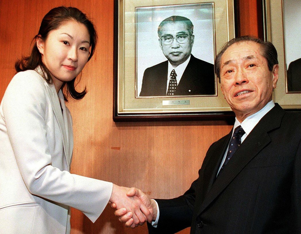 小淵惠三過世後，由次女小淵優子（圖左）接棒政治之路，1998年即擔任國會私設秘書...