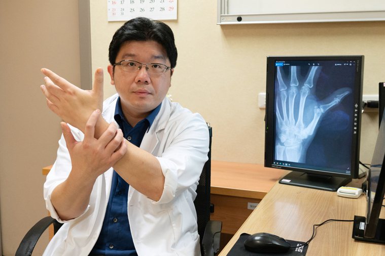 嘉義長庚骨科醫師莊柏堯說明「拇指基底關節炎」症狀。圖／ 嘉義長庚提供