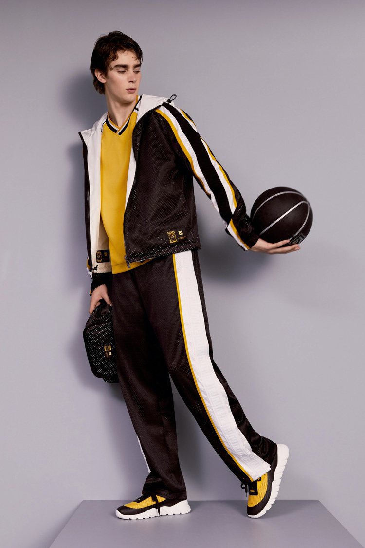 FENDI以品牌標誌黃色點綴黑、白，褲長及袖長都可以透過鈕扣來調整長度。圖／FENDI提供