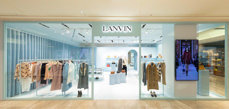 LANVIN在台北信義新天地A9館1樓推出快閃店，以標誌性的粉嫩藍色調裝璜打造出...