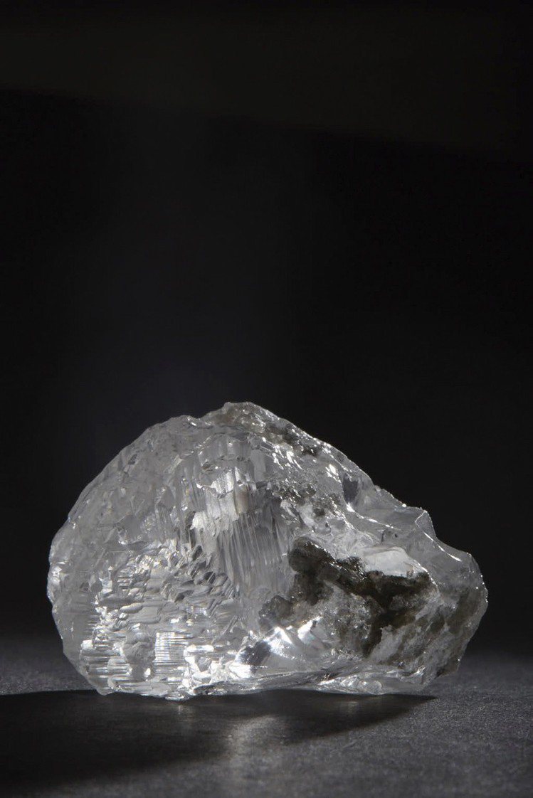 這枚102.39克拉巨鑽來自一顆重達271克拉的原石。圖／蘇富比提供