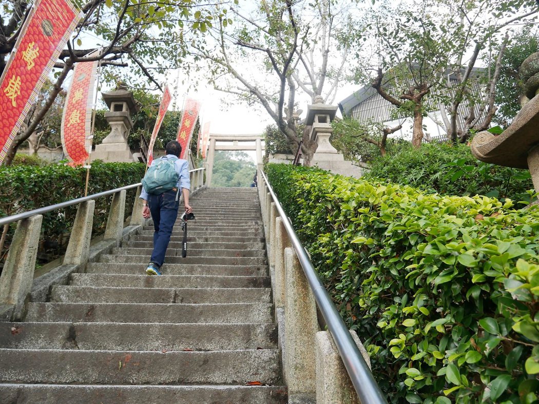 要爬上看不見頂的階梯才能到達天滿神社