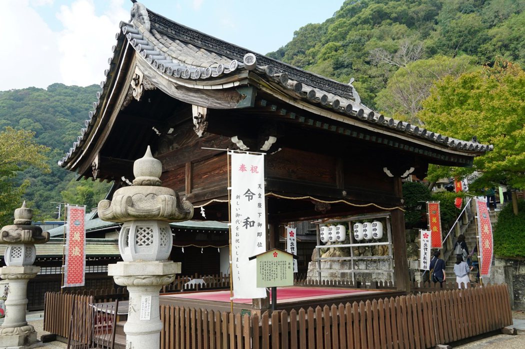 天滿神社是著名的婚禮場所，櫻花盛開時吸引許多人來此參拜和賞櫻。