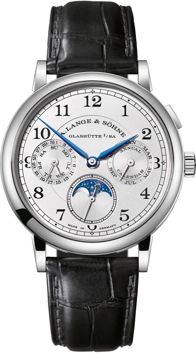 朗格，1815年曆腕表，白金，40毫米，手上鍊機芯，時間顯示，月相與年曆功能顯示，價格店洽。