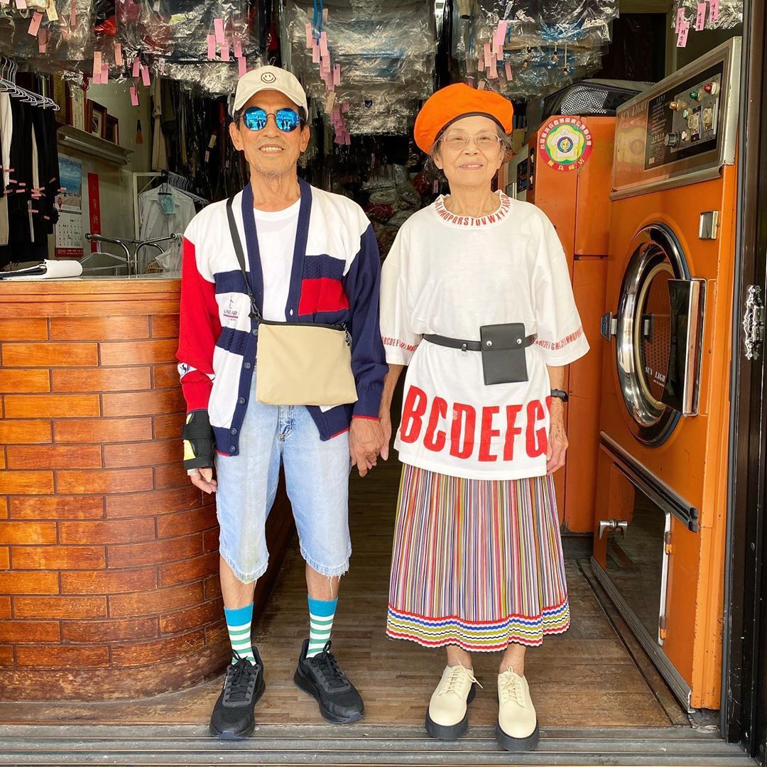 由張萬吉(左)和許秀娥一起詮釋的穿搭，衣物都是來自乾洗店中客人多年未取回的。圖／...