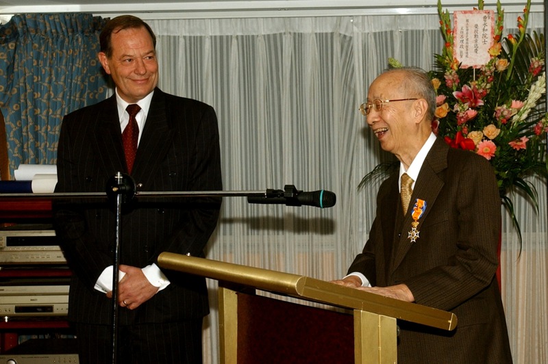 2002年曹永和（右）獲頒荷蘭皇家勳章。圖／聯合報系資料照片