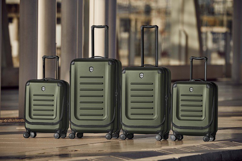 Victorinox把森林綠運用在Spectra 2.0硬殼行李箱上，營造出戶外休閒與軍事硬派感。圖／Victorinox提供
