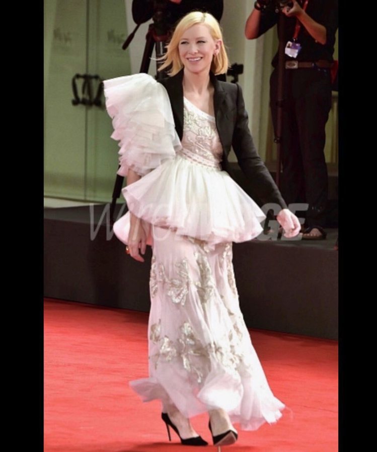 凱特布蘭琪在威尼斯影展穿Alexander McQUEEN白色不對稱連身裙、黑色羊毛真絲夾克。圖／取自IG