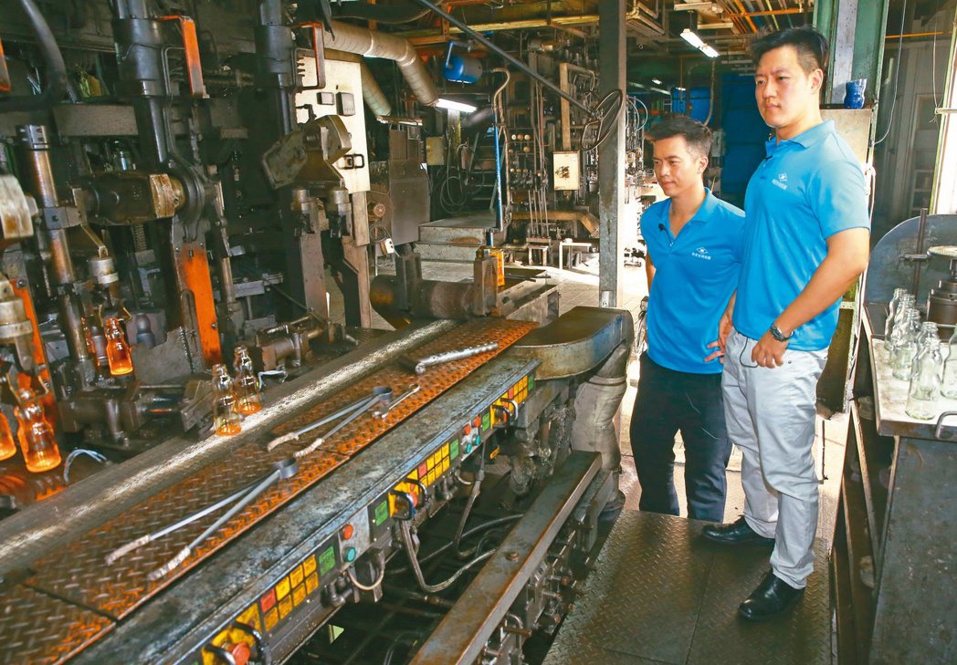 華夏玻璃執行長廖冠傑（左）與副執行長廖唯傑（右），兄弟常常一同視察工廠了解品管。...