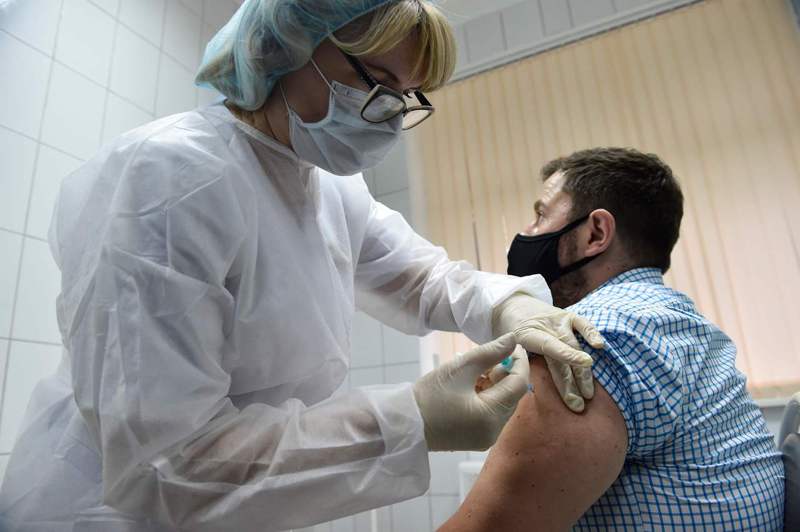 新冠疫苗的全球分配問題，讓人聯想起2009年H1N1流感時情況，即少數富裕大國取得了大多數疫苗。圖為莫斯科一家診所為志願接種者施打新冠疫苗。法新社