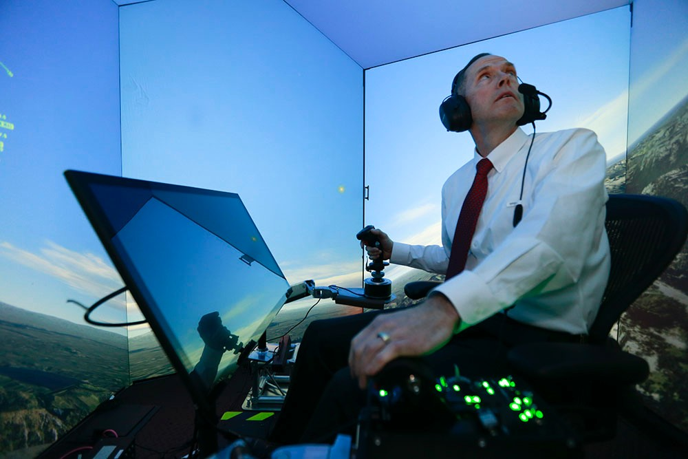 退役的美國空軍上校Gene Lee利用模擬器對戰Psibernetix公司的人工智慧，不過當時模擬的是飛彈空戰，而不是機砲纏鬥。該公司在2019年已被歐洲的達利思（Thales）國防工業集團併購，已將技術運用到現實武器中。 圖／取自UC magazine