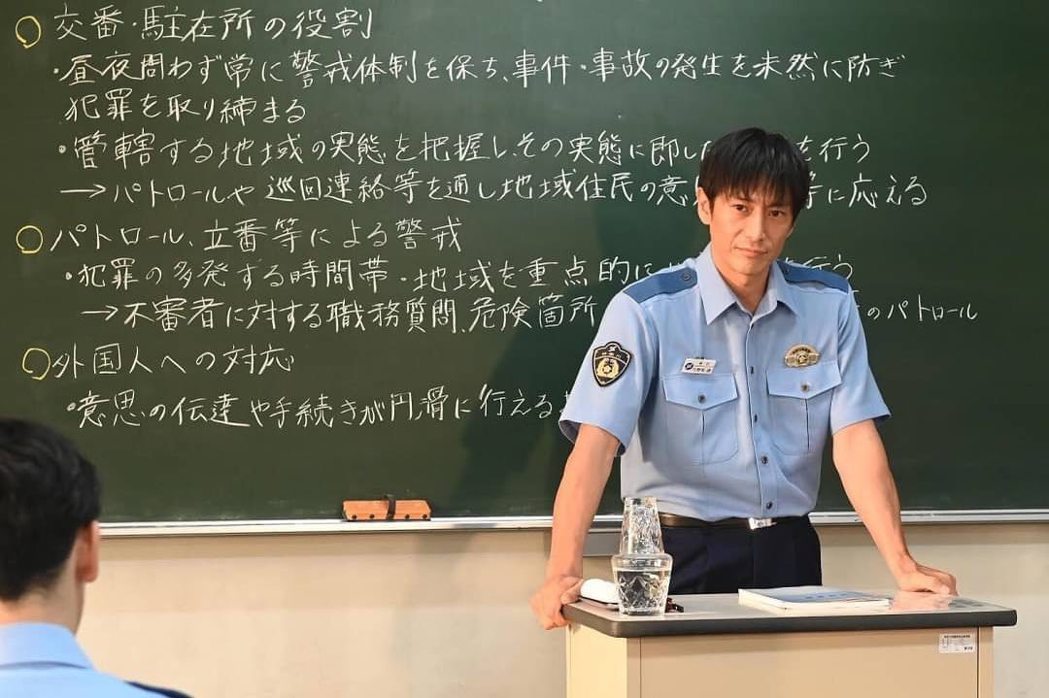 伊勢谷友介在電視劇《未滿警察》中飾演警察學校教官。圖／擷自IG
