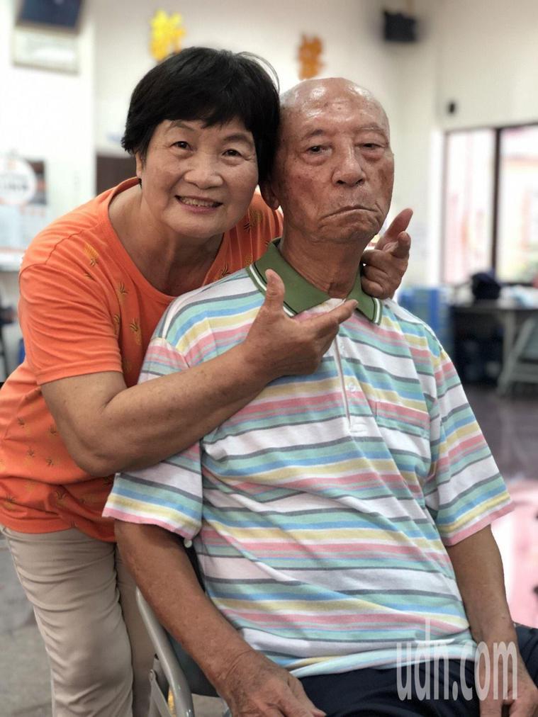 93歲學員陳肇新（右）被封為「軍歌爺爺」，他和妻子鍾來妹一同到失智社區服務據點參...