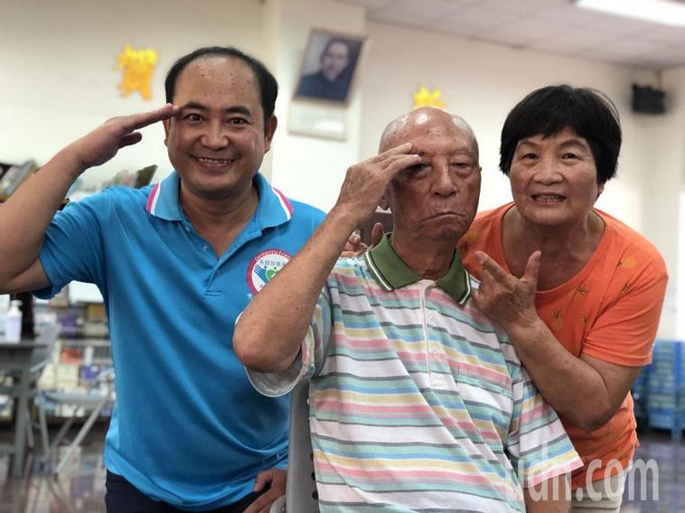 93歲學員陳肇新（中）被封為「軍歌爺爺」，他和妻子鍾來妹（右）一同到失智社區服務...