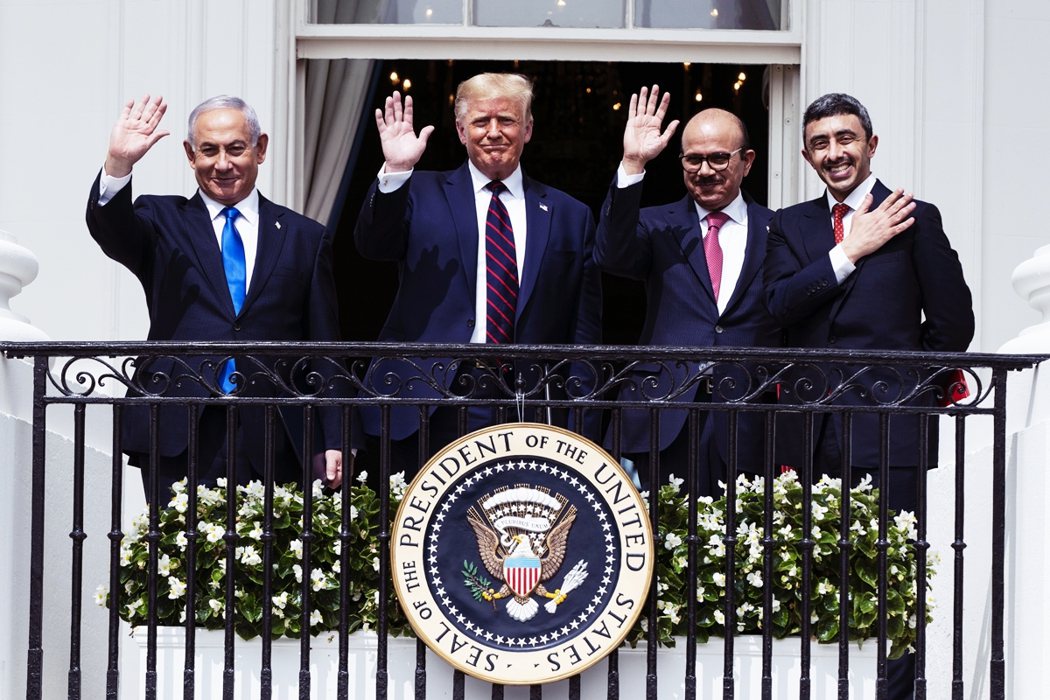 美國總統川普（左二）15日與以色列總理納坦雅胡（左一）、巴林外交部長（右二）、U...