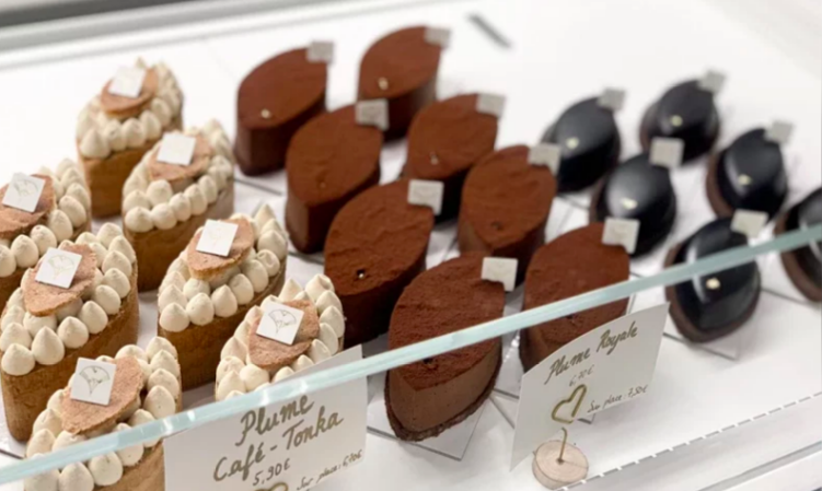巴黎甜點店Maison Plume的甜點櫃，裝滿了外型細緻、完全無添加糖的甜點 ...
