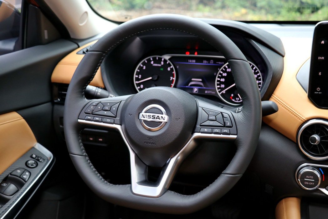 全新D-Shape多方向盤為Nissan新世代車款設計特色。 記者陳威任／攝影