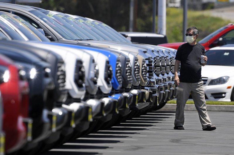 豐田南加州經銷商Longo Toyota的停車場。今年受到疫情停工影響，北美新車產能偏低。美聯社