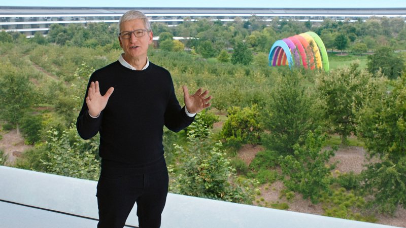 Tim Cook在Apple Park為全球用戶揭曉下半年新產品。圖／蘋果提供