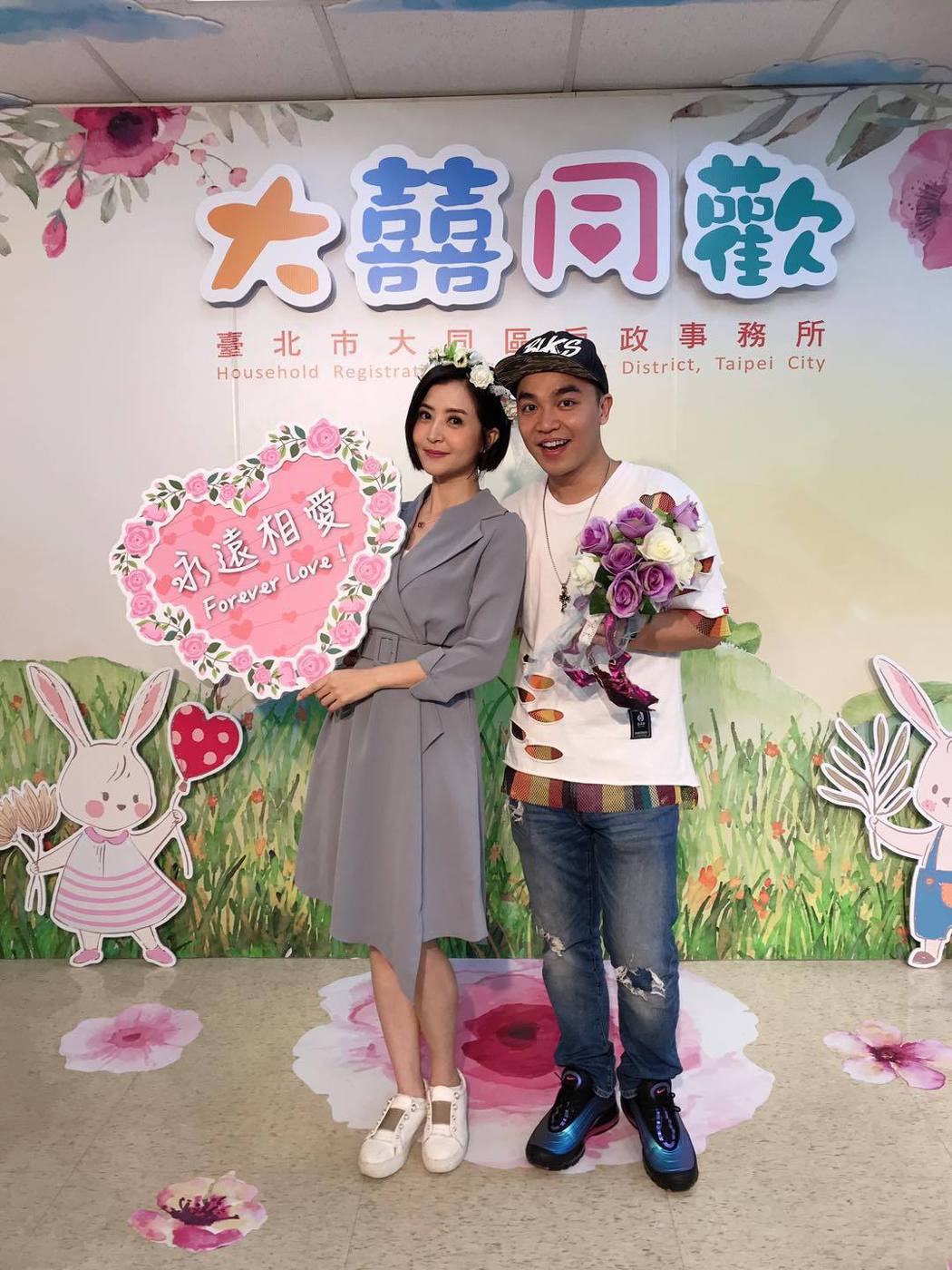 李亮瑾(左)和張峰奇去年已登記結婚如今懷孕三個月。圖／摘自臉書