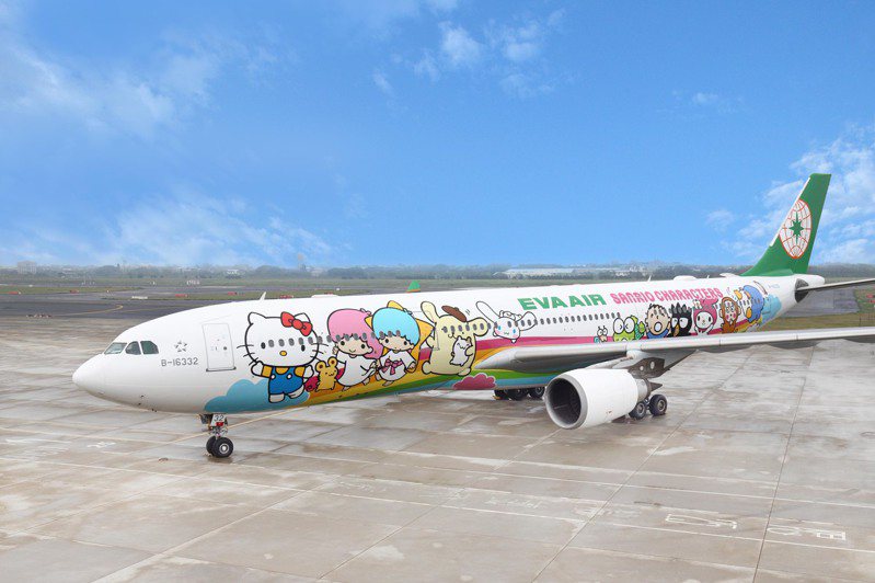 長榮航空Hello Kitty彩繪機首度飛航高雄。圖／長榮航空提供