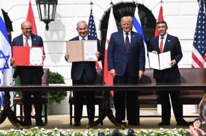 巴林外長札亞尼（左一）、阿聯外長阿布杜拉（右一）15日在美國總統川普（右二）於白宮主持的儀式中，與以色列總理內唐亞胡簽署關係正常化協議。這項協議使川普獲提名角逐諾貝爾和平獎。法新社