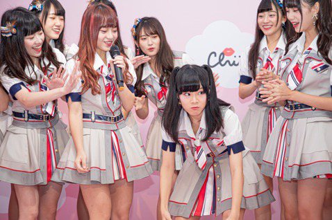 國民女團AKB48 Team TP正式出道至今將邁向二週年，第4張單曲「嗚吼嗚吼吼」16日舉辦記者餐會，16位成員穿著最新學院風造型一字排開，展現青春活力。只是當記者會還在進行中，演藝圈突傳出小鬼驟...