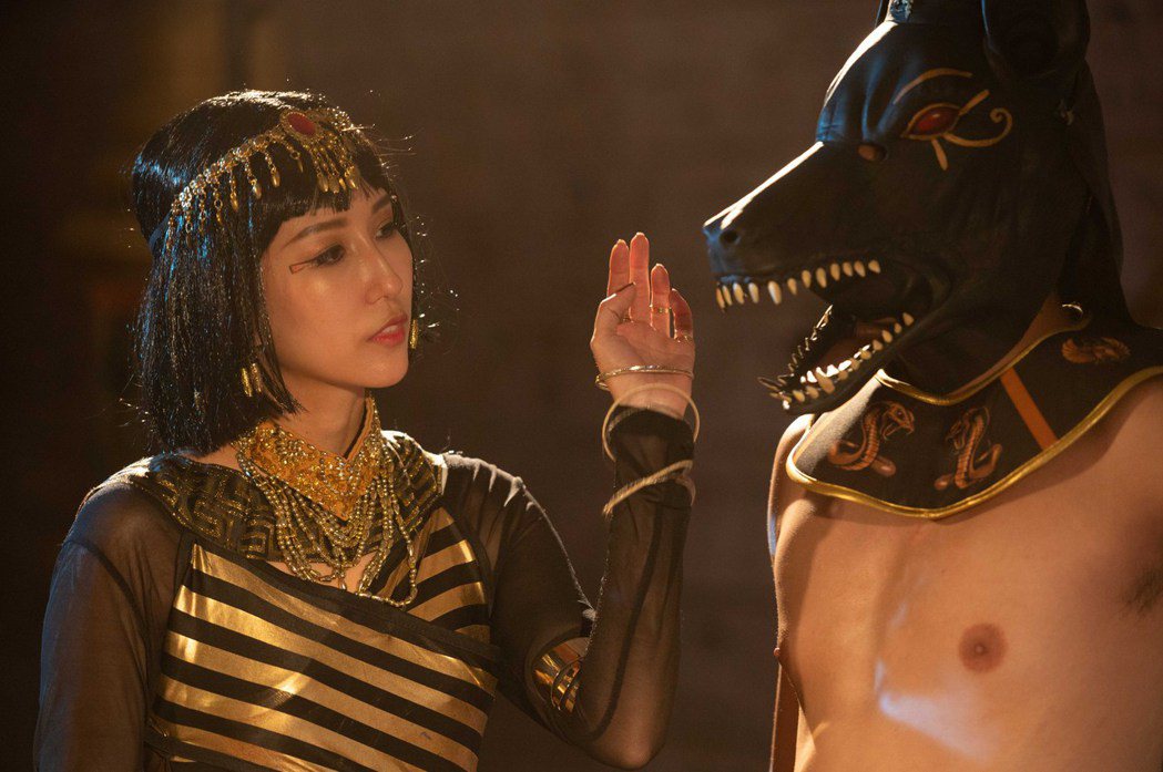 潘嘉麗在劇中為了拍廣告扮而成埃及豔后。圖／TVBS提供