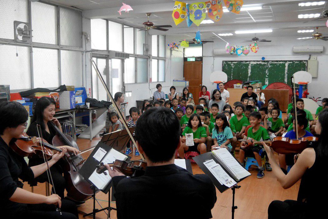 鄭斯鈞從2010年起就領著絃樂四重奏深入台灣偏鄉部落，推動「遠小孩—音樂造林計畫」。 圖／聯合報系資料照