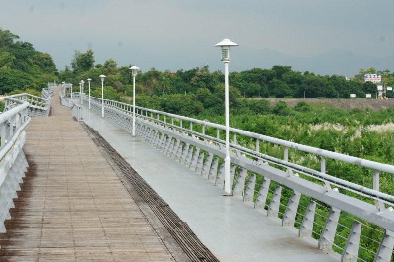 旗山地景橋原本是載運製糖原料的五分車軌道，改建後同時具有人行通道、自行車道。 圖...