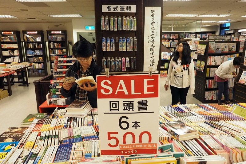 讓書籍定價上漲的原因，是20年間總體出版量銳減，導致書籍單位成本變高。 圖／歐新社