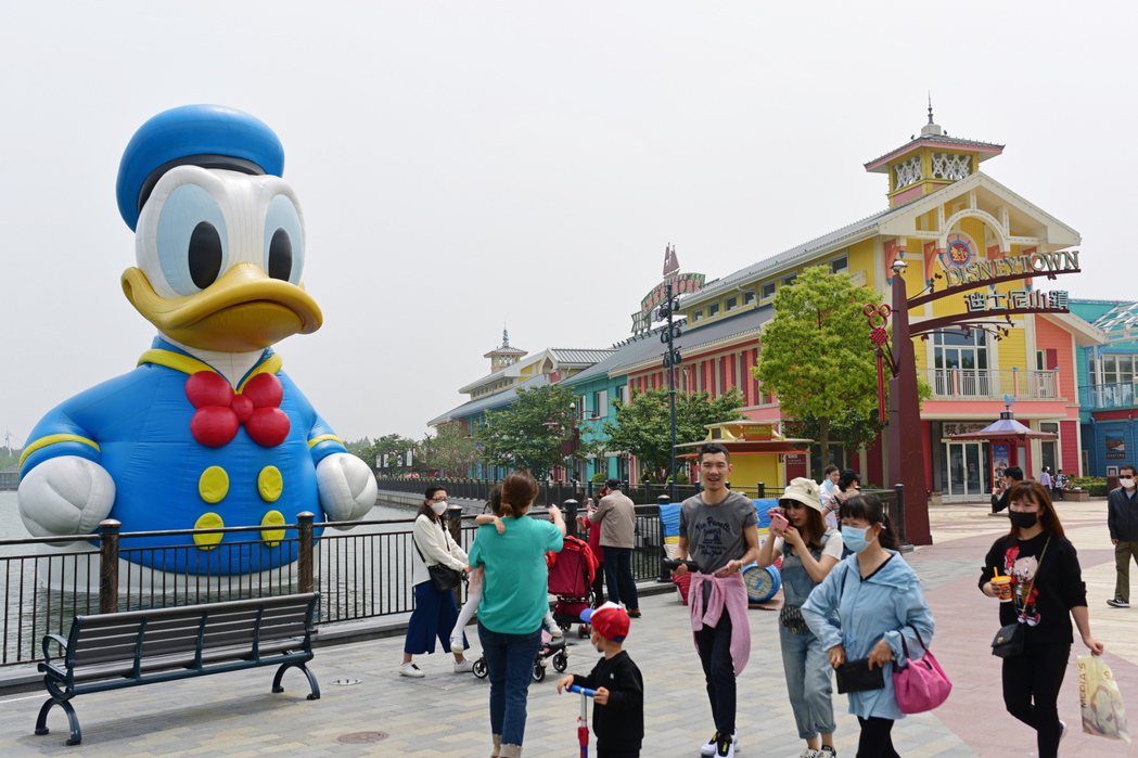 根據迪士尼網站宣稱，迪士尼在中國發展影視娛樂、公園度假村、媒體網路、消費產品、互動媒體和迪士尼英語等事業，致力在中國創造「高質量的娛樂體驗」。圖為上海迪士尼樂園。 圖／歐新社