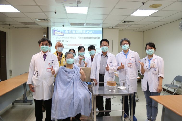 麻豆新樓醫院「腦中風復健醫療團隊」協助病患恢復生活自理能力。圖／麻豆新樓醫院提供