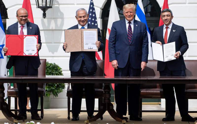 巴林外長札亞尼（左一）、以色列總理內唐亞胡（左二）、阿聯外長阿布杜拉（右一）15日在白宮簽署歷史性和平協議，美國總統川普（右二）在場見證。 法新社