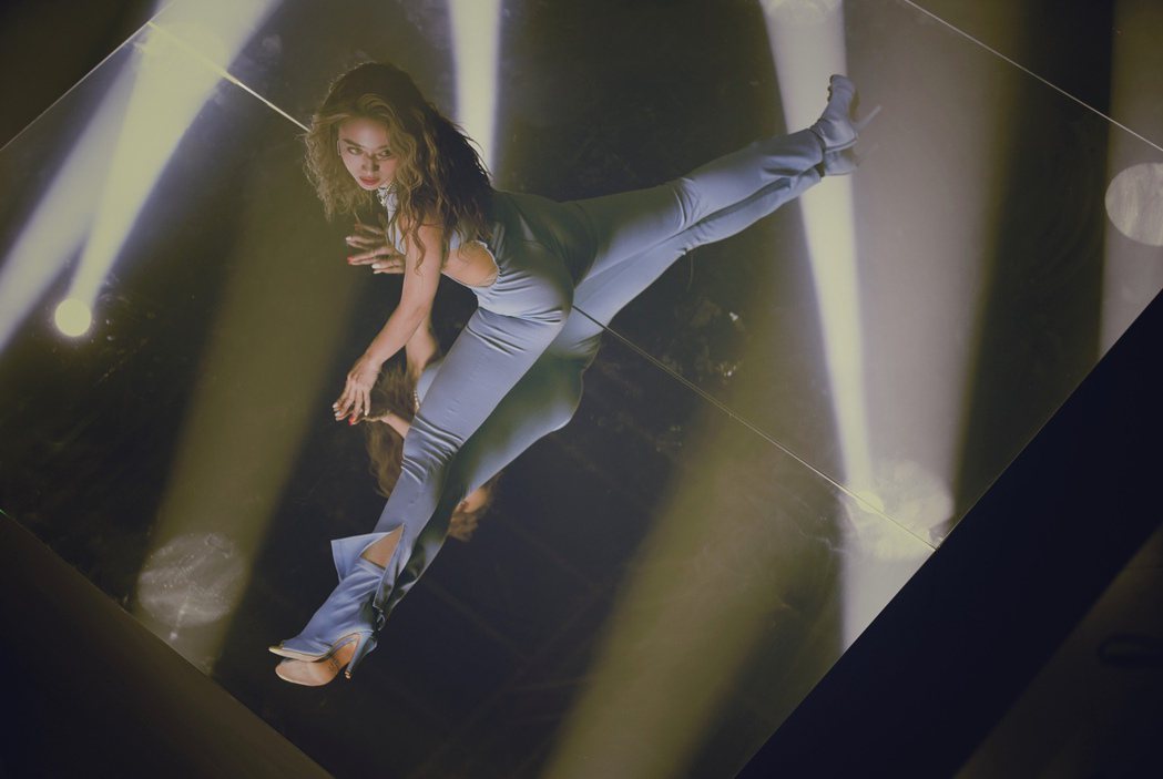 鬼鬼在新歌「一個人跳舞」MV，展現性感舞姿與肢體。圖／愛貝克思提供