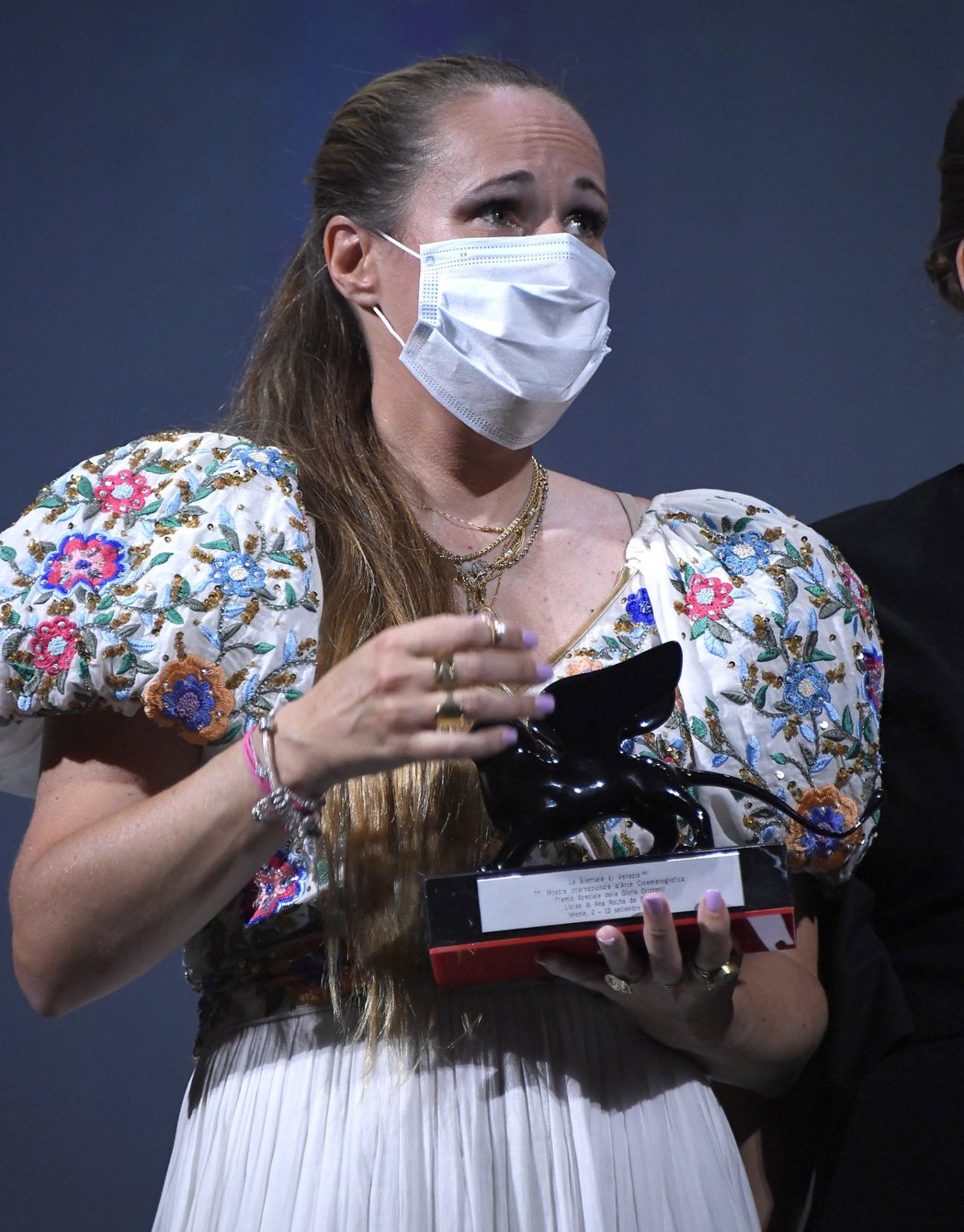 威尼斯影展頒獎典禮上也有得主戴口罩領獎。圖／歐新社資料照片