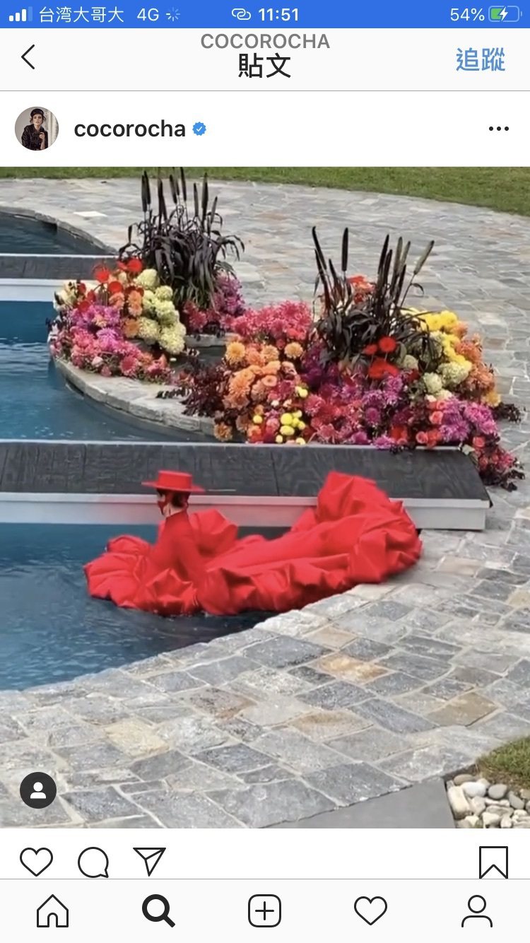 Coco Rocha的IG影片中她率性走入水中。圖／截自IG