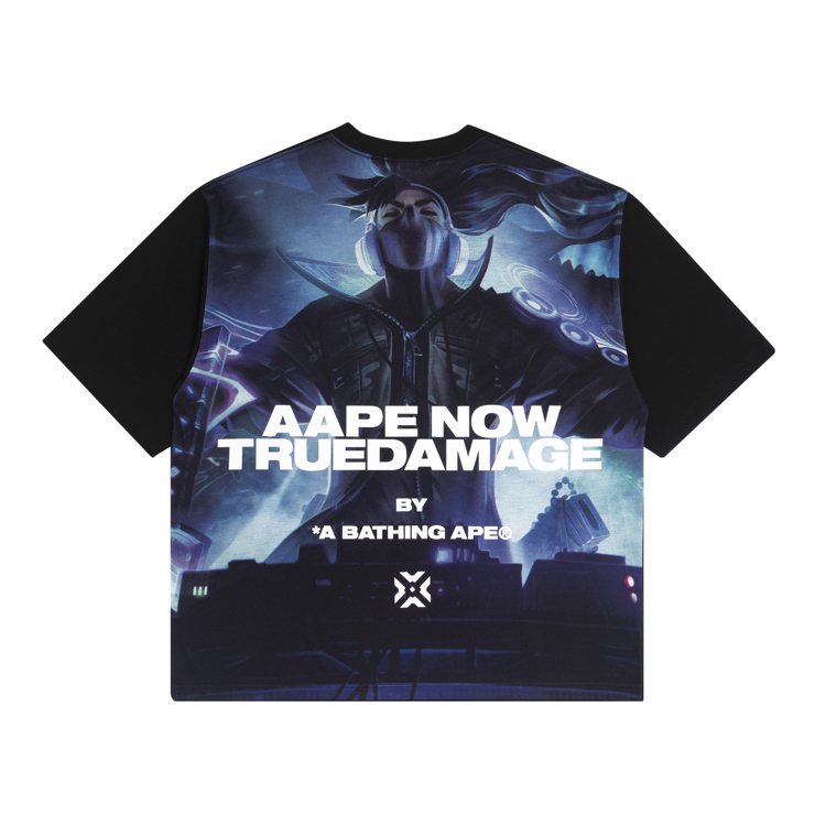 AAPE BY *A BATHING APE與英雄聯盟合作系列T恤3,839元。圖／I.T提供