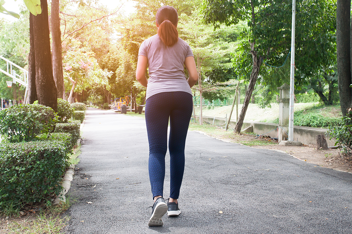 治療足底筋膜炎更重要的仍是改變穿鞋、走路習慣，改善結構問題，避免走每一步、站每一秒都在傷害自己，「否則治療所給的效果，恐遠不及自我傷害。」