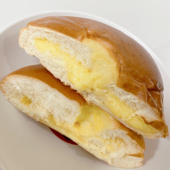 網友教4步驟讓平凡無奇的超商麵包變「冰火菠蘿油」。圖擷自DCARD