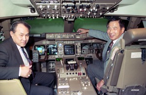 前黑貓中隊飛行員葉常棣（左）、張立義（右）回台後參觀華航七四七模擬駕駛訓練機並親自操作，對儀器的精良大為讚賞。圖／聯合報系資料照片
