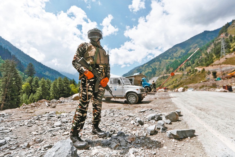 印度中央警察預備部隊隊員在通往中印邊界緊張的拉達克公路檢查哨站崗戒備。路透