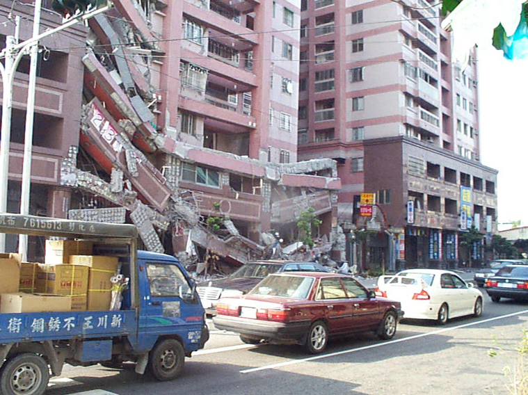 地震垮了德昌新世界大樓。記者鄭文正／攝影