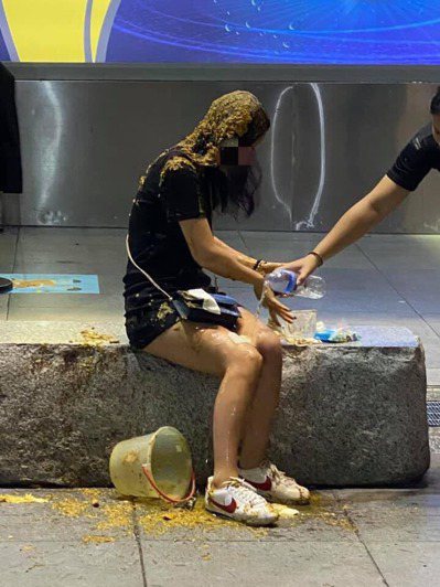 一名女子在北市信義威秀廣場被潑灑疑似排泄物，路人將照片貼在臉書。圖／取自黑色豪門企業