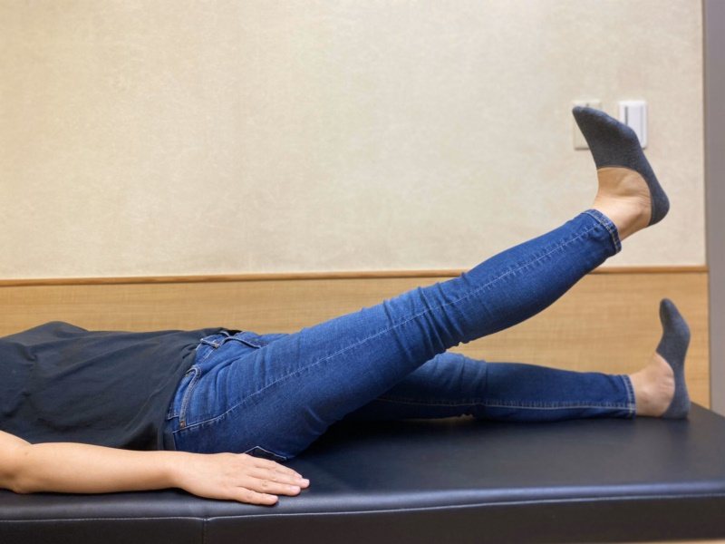 患者躺在床上，膝蓋伸直腳背用力翹往身體面，抬高約45度撐10秒 ，可強化股四頭肌...