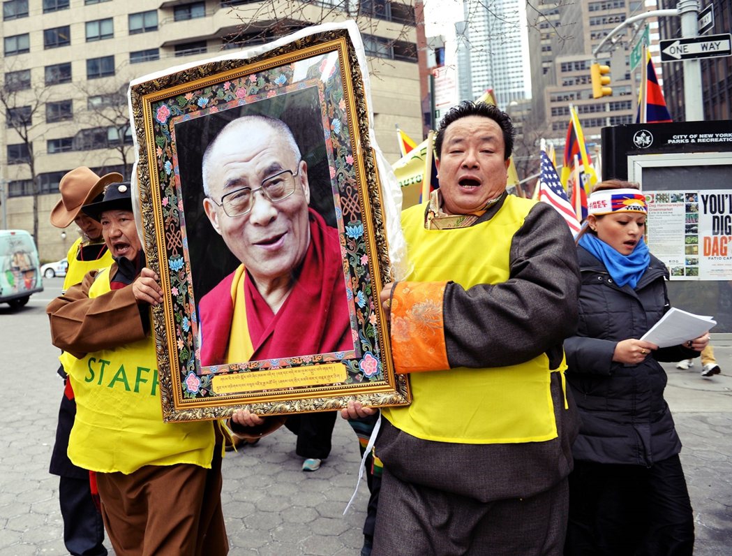 安王一方面會向中國官員定期回報，另一方面也會主動吸收、策反流亡人士，讓流亡藏人之...
