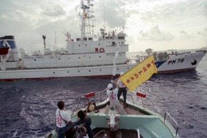 台港保釣人士承租漁船駛達釣魚台海域，被日本海上保安廳艦艇擋住去路。圖／聯合報系資料照片